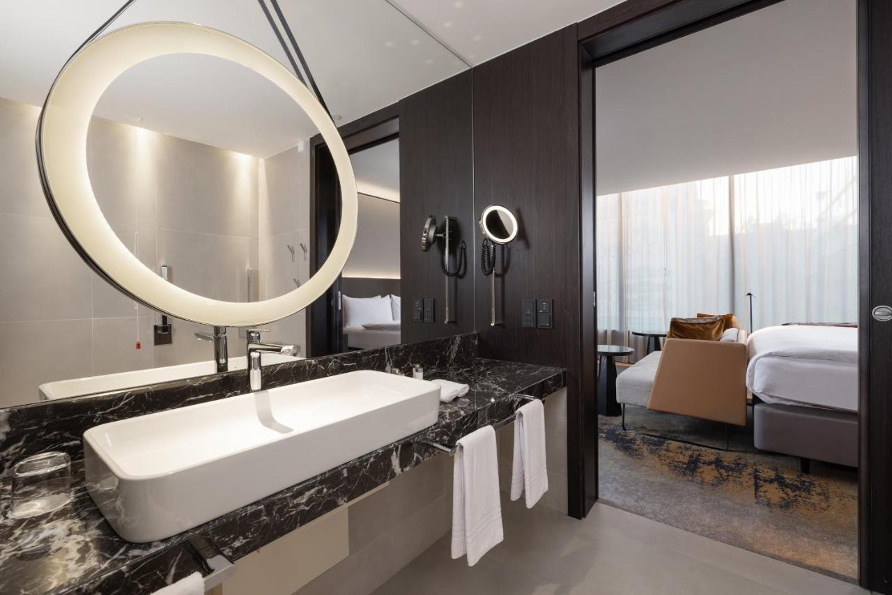 Classic King Room Accessible