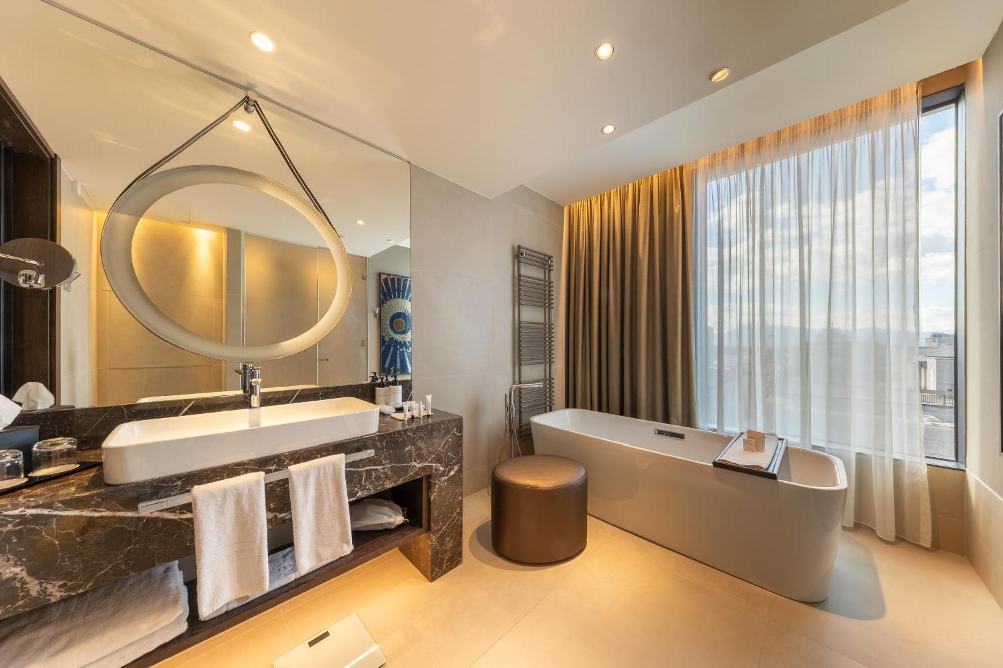 Classic Corner King Room Standing Bath